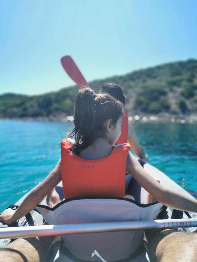 Cara Catherine Geremèas Exteriör bild